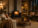 Salon chaleureux avec poele a bois allume, ambiance cosy pour illustrer le guide sur les references OEM